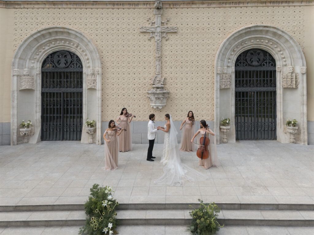 Violinista actuando en boda internacional en castillo histórico en España, Miss Violina Concept