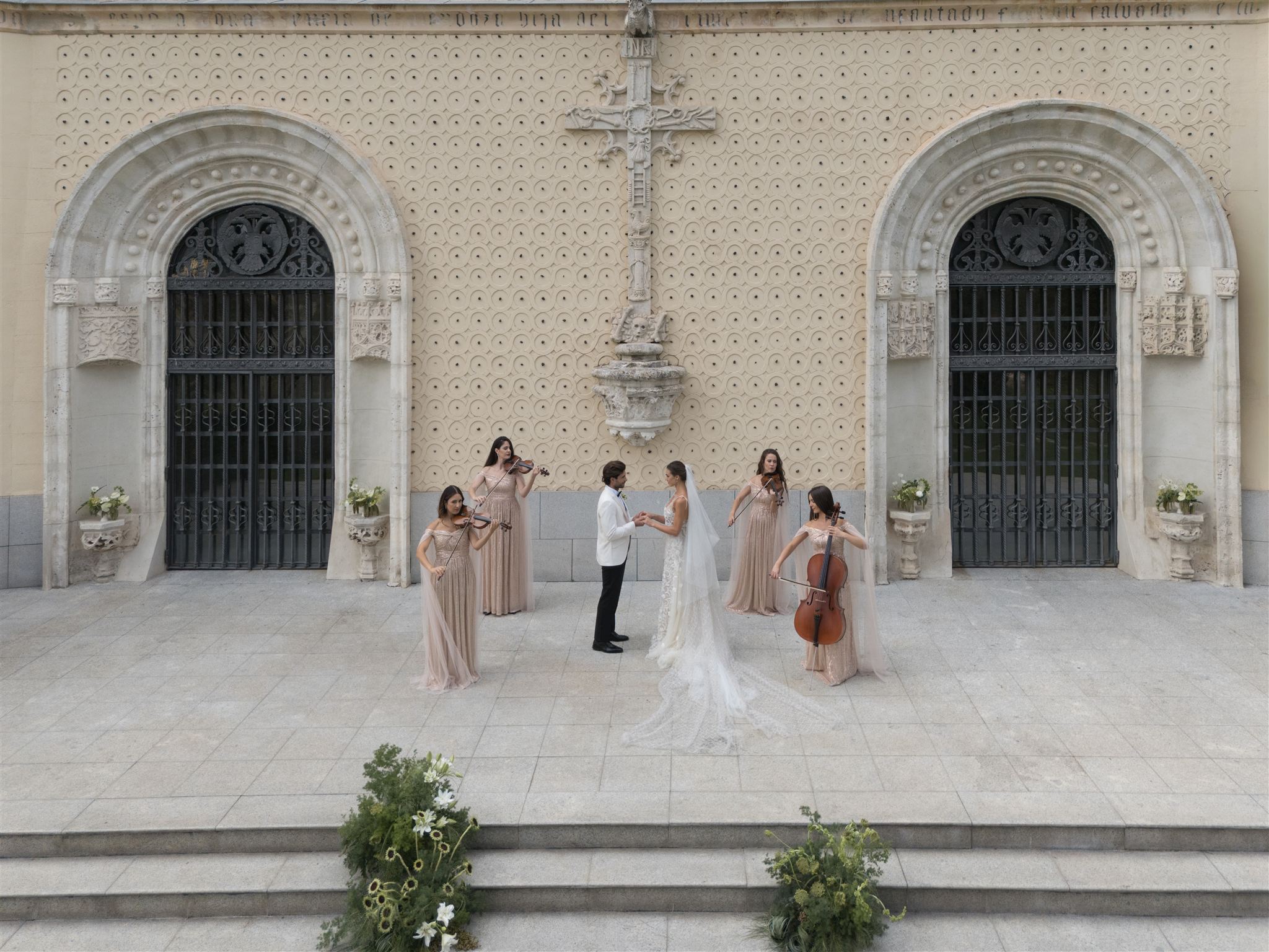 Violinista actuando en boda internacional en castillo histórico en España, Miss Violina Concept